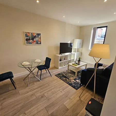 Modern London Village 2-Bed Flat In Cheam Just 40 Mins To London Central Central